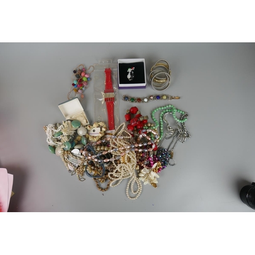 92 - Collection of costume jewellery