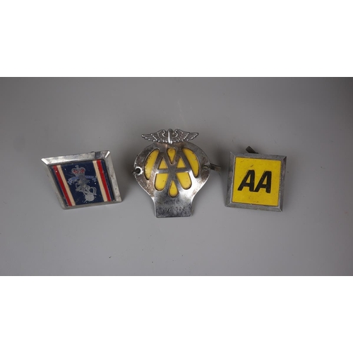 233 - Collection of car badges to include AA, Land Rover, Silverstone etc