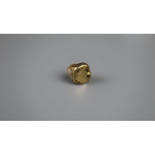 68 - Gold ring together with 3 gold teeth - Approx weight of ring 5.5g - Approx overall weight of teeth 7... 