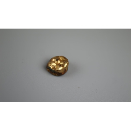 68 - Gold ring together with 3 gold teeth - Approx weight of ring 5.5g - Approx overall weight of teeth 7... 