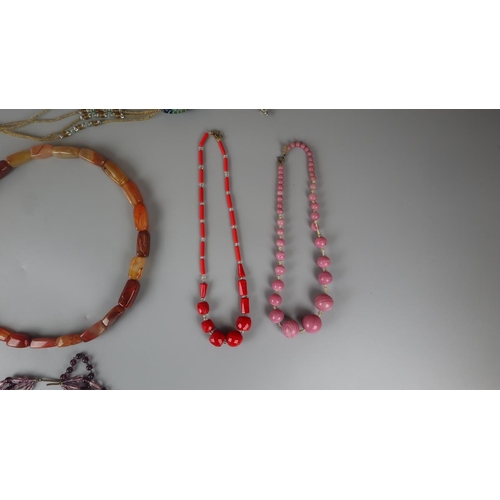 82 - Collection of beads to include Murano