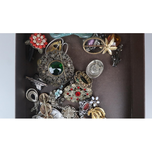 84 - Collection of costume jewellery to include vintage buckles and brooches