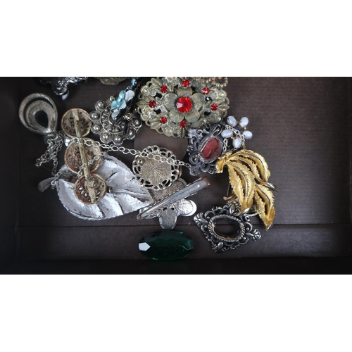 84 - Collection of costume jewellery to include vintage buckles and brooches