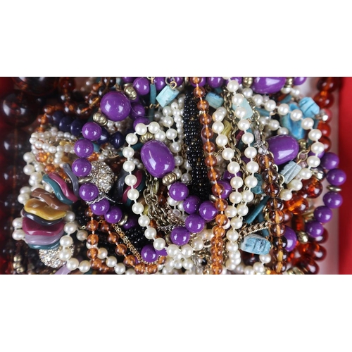 86 - Collection of costume jewellery