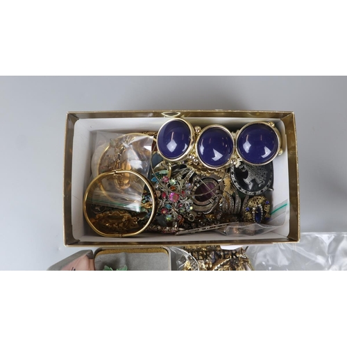 87 - Collection of costume jewellery to include watches, brooches etc