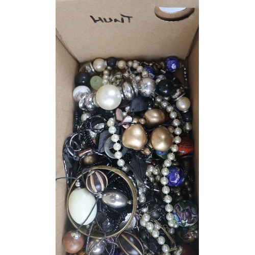 90 - Collection of costume jewellery