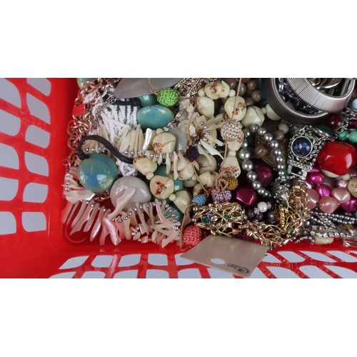 92 - Collection of costume jewellery