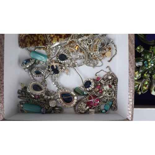 93 - Collection of costume jewellery