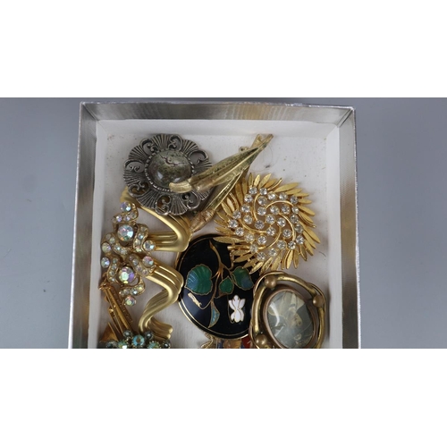 94 - Collection of 12 vintage brooches