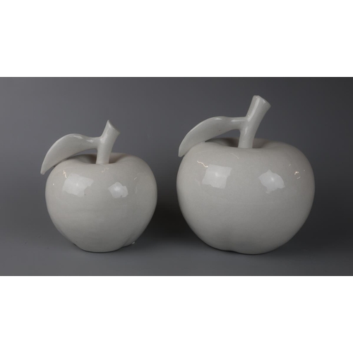 142 - A pair of ceramic apples - Approx height of tallest: 20cm