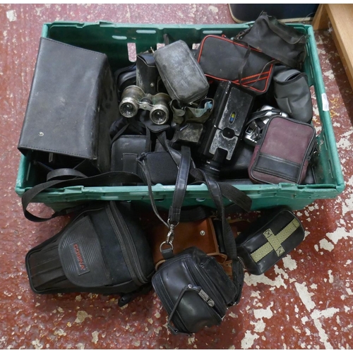 278 - Collection of cameras and camera equipment