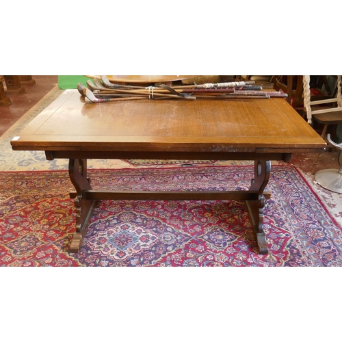 352 - Oak draw-leaf dining table