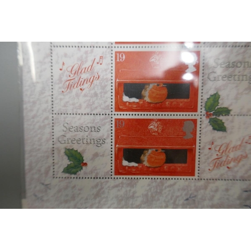 118 - Stamps - GB year 2000 pair of Christmas sheetlets