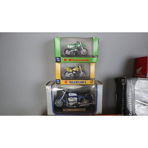 240 - Collection of boxed die cast motorcycle models to include New Ray, Guiloy and Maisto