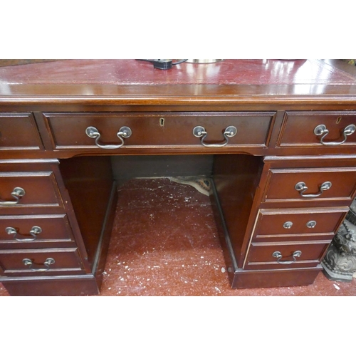 333 - Leather top pedestal desk - Approx size W: 121cm D: 61cm H: 80cm