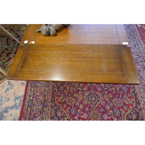 352 - Oak draw-leaf dining table