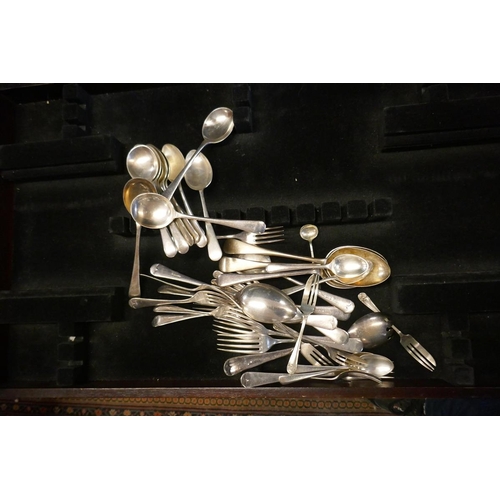 381 - Canteen of cutlery to include some flatware