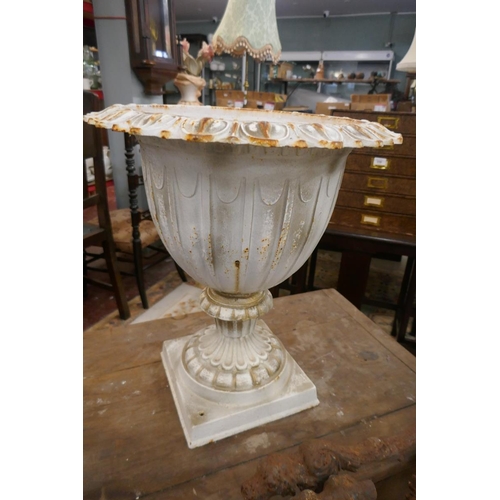 399 - Victorian cast iron pedestal planter - Approx height: 52cm