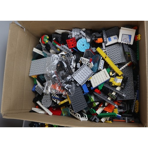 277 - Large quantity of mixed Lego to include Star Wars, Simpsons, and many figures 10+kg
