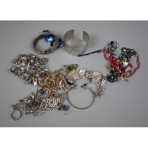 83 - Collection of jewellery