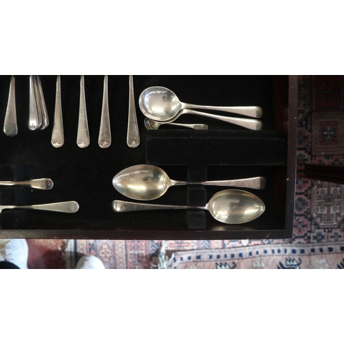 451 - Canteen of cutlery to include some flatware