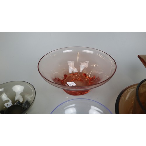 224 - 4 coloured glass bowls