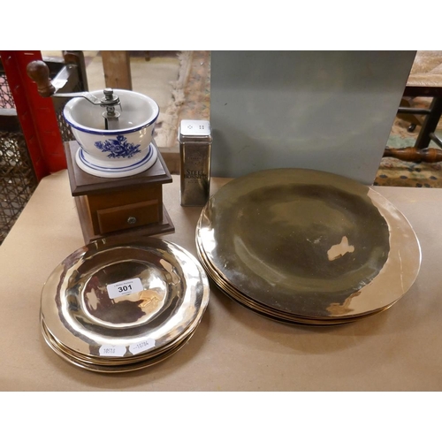 301 - Collection of kitchenalia to include chrome plates