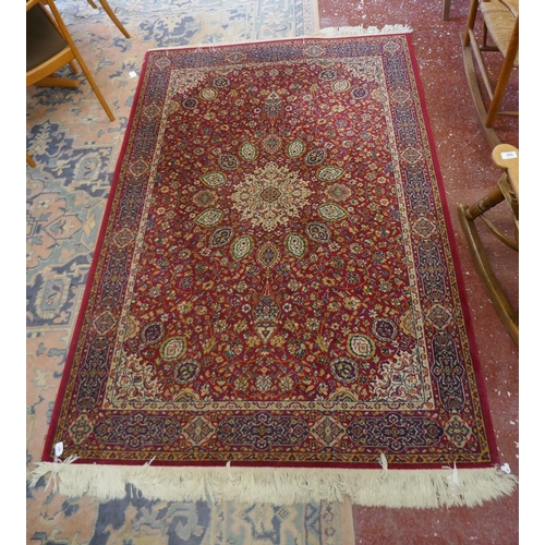 441 - Red patterned rug - Size: 215cm x 140cm