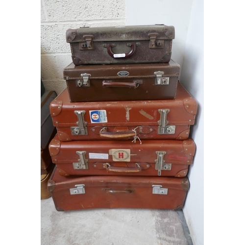 470 - 5 vintage suitcases