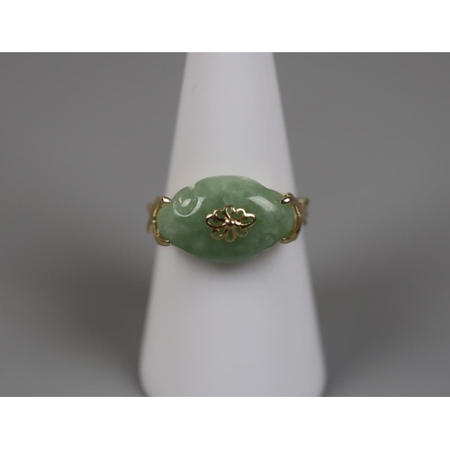 66 - 9ct gold jade set ring - Size: O