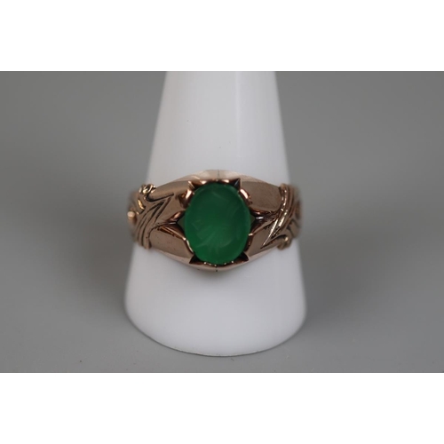 70 - 9ct gold gents emerald intaglio ring - Size: W