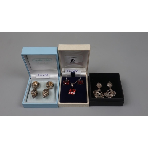 92 - Collection of silver jewellery