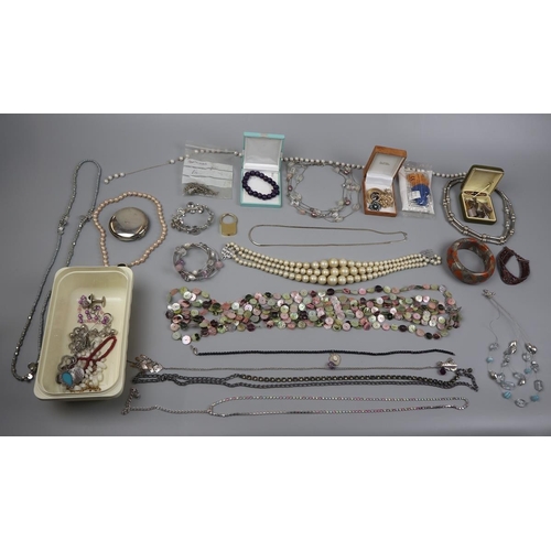 96 - Collection of costume jewellery