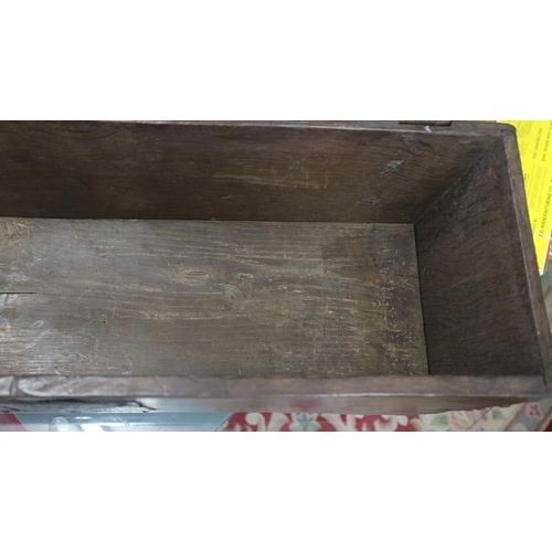 329 - Early child's oak coffer - Size: W:70cm D:22cm H:38cm