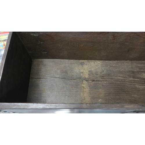 329 - Early child's oak coffer - Size: W:70cm D:22cm H:38cm