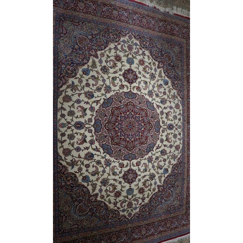 339 - Large patterned wool rug - Size: 285cm x 213cm