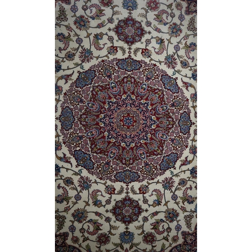 339 - Large patterned wool rug - Size: 285cm x 213cm