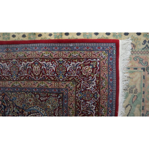 339 - Large patterned wool rug - Size: 285cm x 213cm