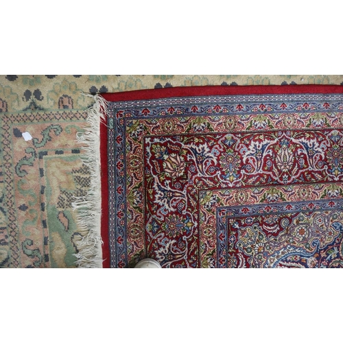 339 - Large patterned wool rug - Size: 285cm x 213cm