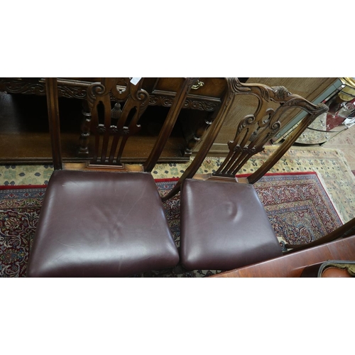 340 - Mahogany extending dining table with set of 8 Chippendale style chairs