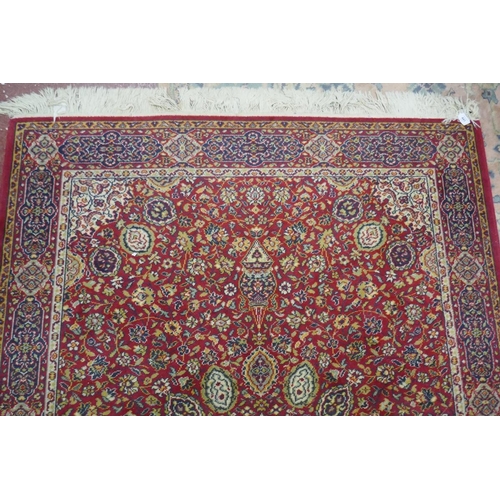 441 - Red patterned rug - Size: 215cm x 140cm