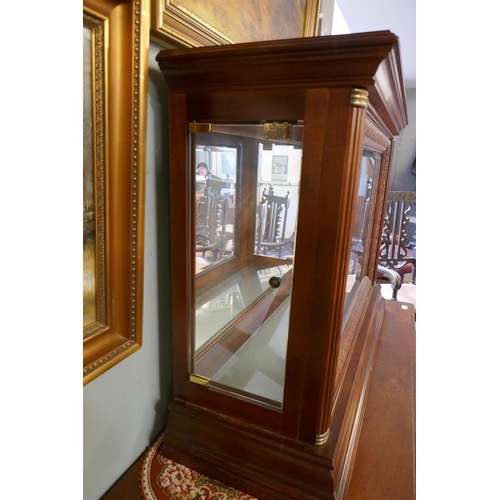 447 - Display cabinet with mirrored back - Size: W:100cm D:36cm H:74cm