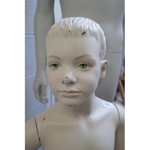 454 - Large mannequin - Approx height: 191cm together with child mannequin