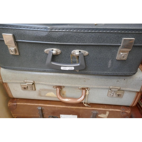 469 - 5 vintage suitcases