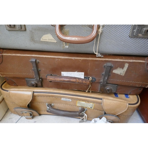 469 - 5 vintage suitcases