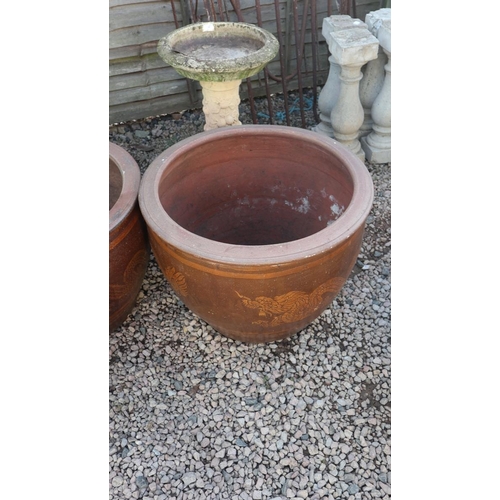 520 - 3 large glazed garden pot planters adorned with dragons - Approx height: 53cm