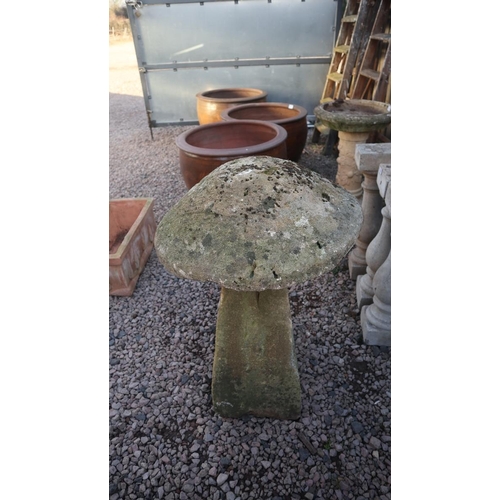 525 - Staddle stone - Approx height: 80cm