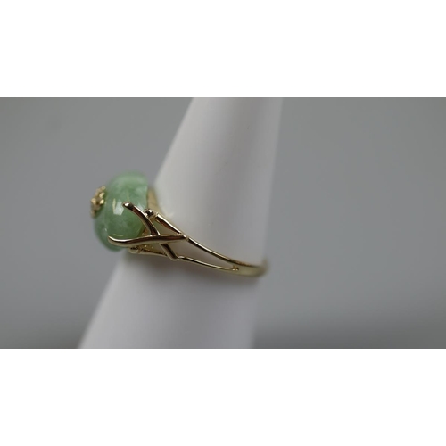 66 - 9ct gold jade set ring - Size: O