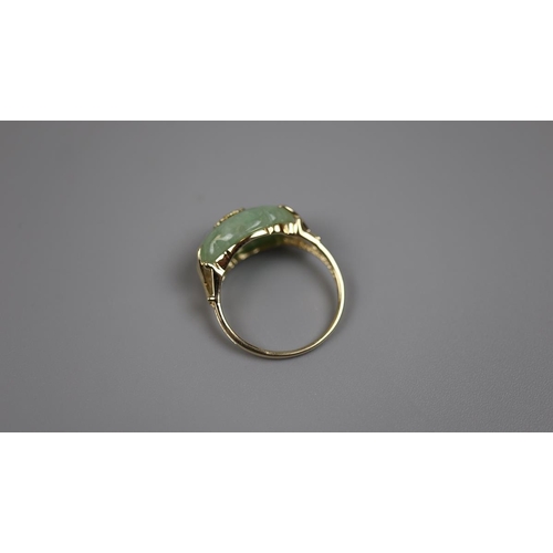 66 - 9ct gold jade set ring - Size: O