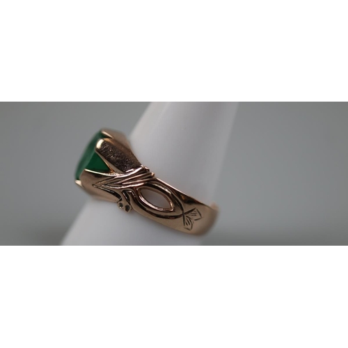 70 - 9ct gold gents emerald intaglio ring - Size: W